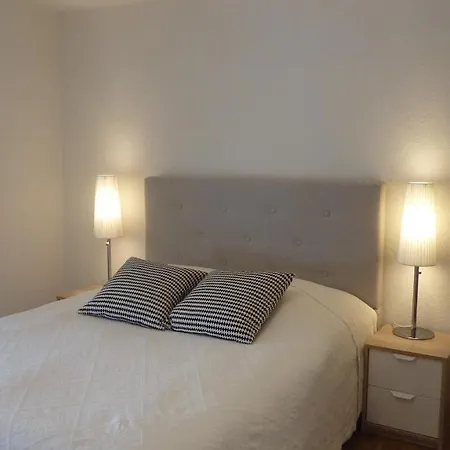 Апартаменти Close To The And Very Spacious 3 Bedroom Лозанна