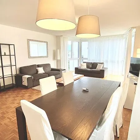 Апартаменти Close To The And Very Spacious 3 Bedroom *
