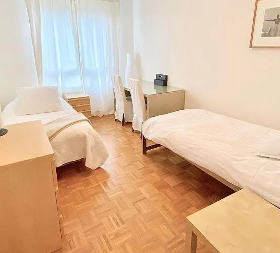 Апартаменти Close To The And Very Spacious 3 Bedroom Лозанна